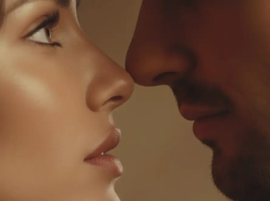 Él sostiene la mirada de ella con certeza, el juego del control erótico consciente — Relatos Tántrika™